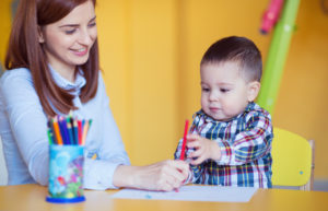 Glückliches Kind in Kinderbetreuung